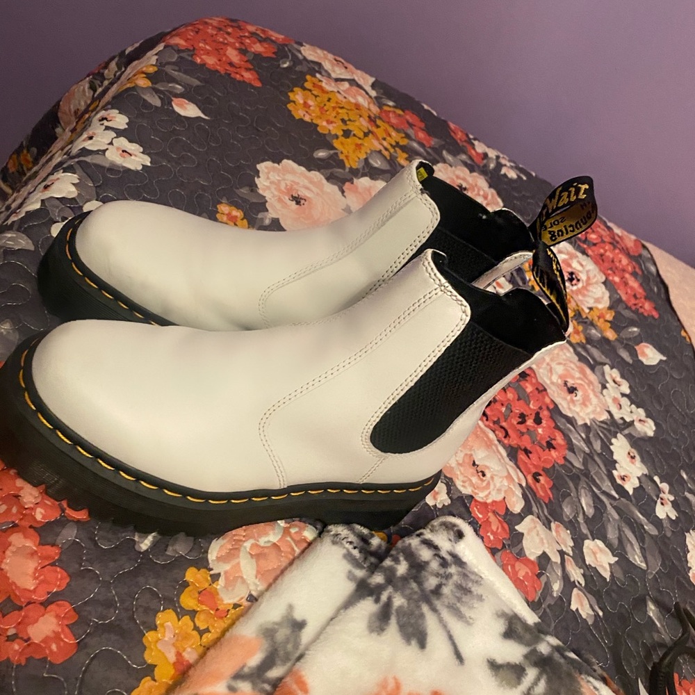 Doc Martins Chelsea platform boots in white!